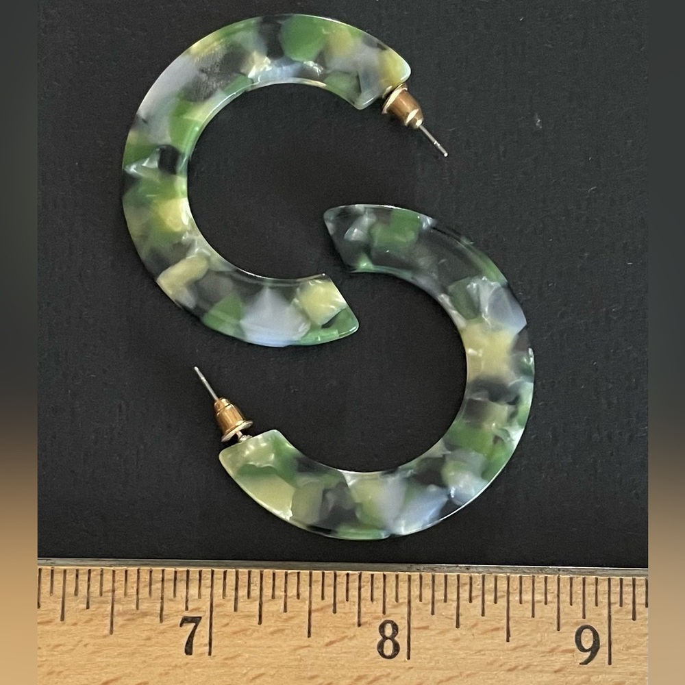 Vintage Plastic Hoop Post Earrings Green Camo - Picture 2 of 2